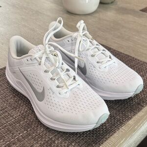 Nike Winflow 10Women’s White/Light Gray Running Shoes